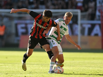 Hráč Spartaka Juanmi Carrión a hráč Skalice Lukáš Šimko bojujú o loptu počas zápasu | Foto: Lukáš Grinaj, TASR
