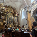 Kostol je bohato zdobený, ale jeho steny nikdy neniesli žiadne maľby | Foto: MM, Trnavské rádio