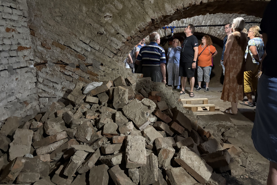 Miestni a dobrovoľníci pomáhajú podzemie čistiť od sutín | Foto: MM, Trnavské rádio
