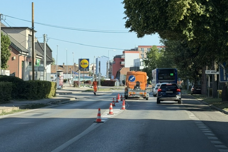 Cestári pracujú na Zelenečskej v Trnave | Zdroj: Trnavské rádio