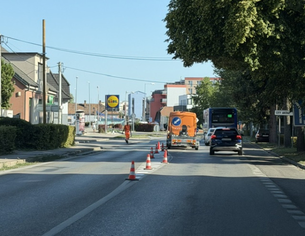 Cestári pracujú na Zelenečskej v Trnave | Zdroj: Trnavské rádio