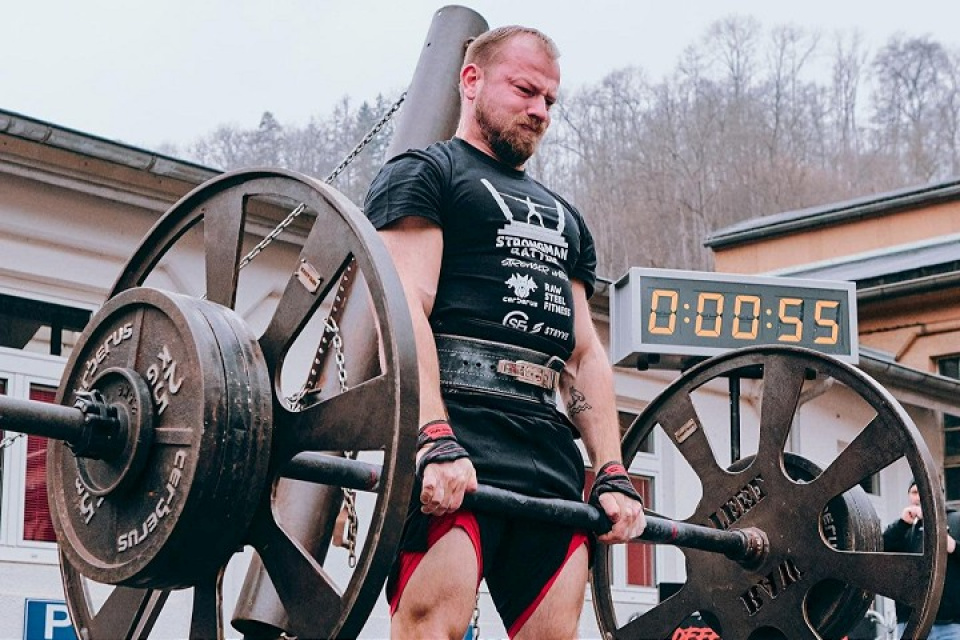 Erik Krajčovič pri výkone v súťaži Strongman | Zdroj:  archív AWPC
