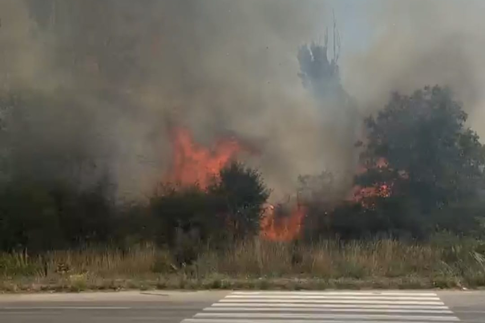 Hasiči už na mieste zasahujú. | Foto: red.