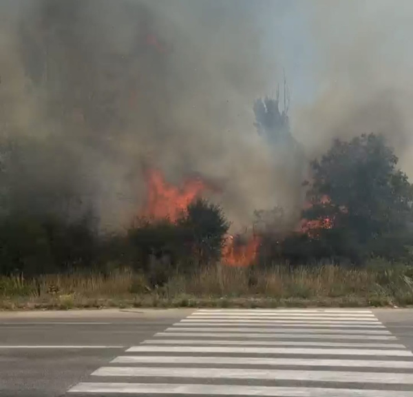 Hasiči už na mieste zasahujú. | Foto: red.