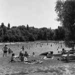 Kúpanie v trnavskom Kamennom mlyne v roku 1992. Možno sa spoznáte na fotkách. | Foto: Tibor Sásik, Genpic