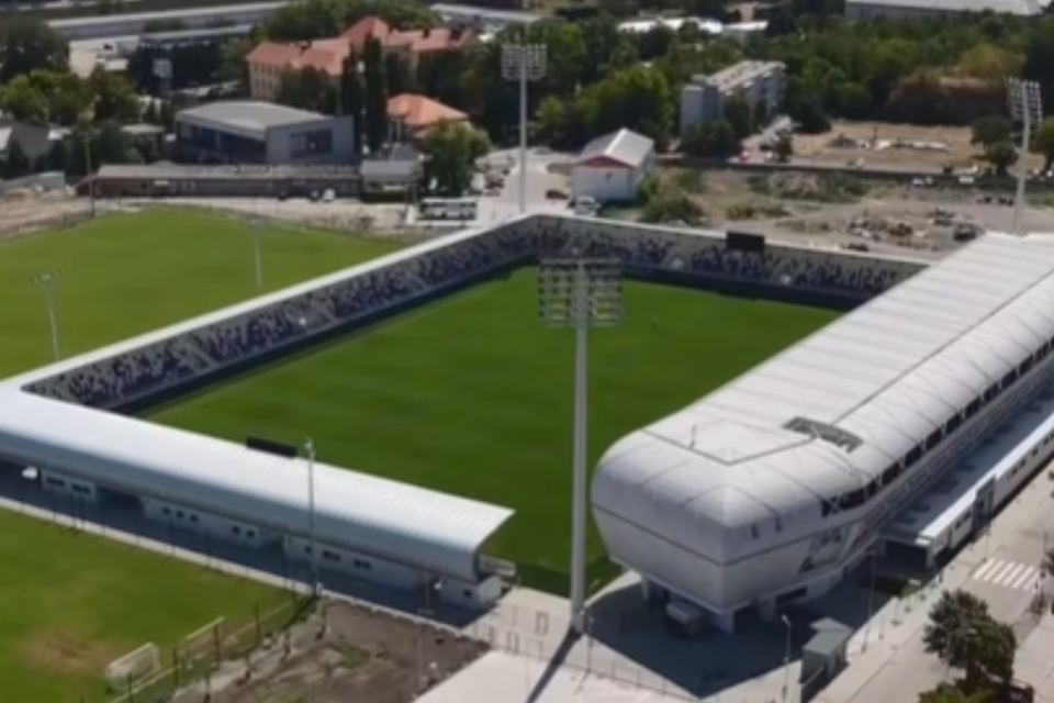 Kapacita je vyše 5 tisíc miest, časť zaplnia priaznivci Trnavy. | Foto: KFC Komárno