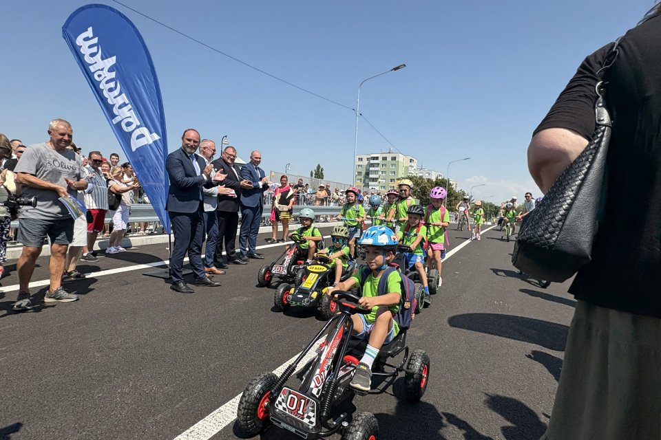 Na novom moste mali premiéru aj malí účastníci cestnej premávky | Foto: MM, redakcia