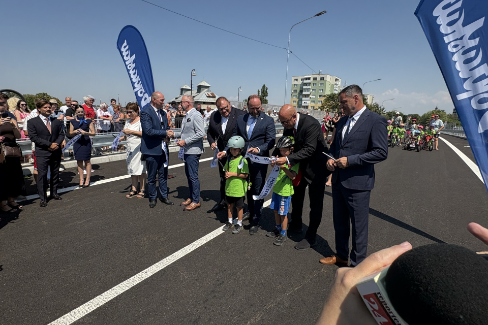 Slávnostné prestrihutie pásky, most je v prevádzke už od 14.00 hod. | Foto: MM, redakcia