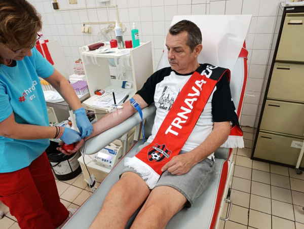 Spartakovci sa organizovane vybrali do odberového centra Národnej transfúznej služby SR. | Foto: FC Spartak Trnava 