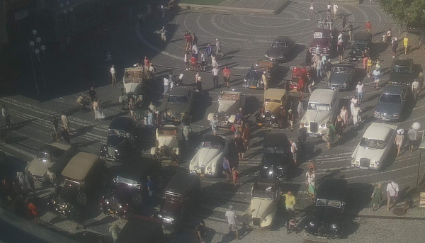 Na Trojičnom námestí ožíva história automobilizmu. | Foto: Heso-com