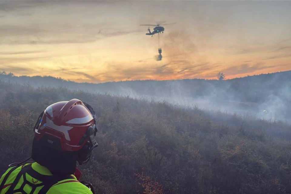 Zasahuje vrtuľník Black Hawk UH-60. | Foto: HaZZ