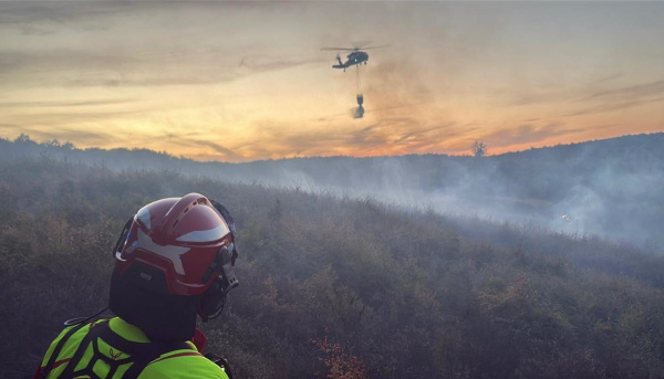 Zasahuje vrtuľník Black Hawk UH-60. | Foto: HaZZ
