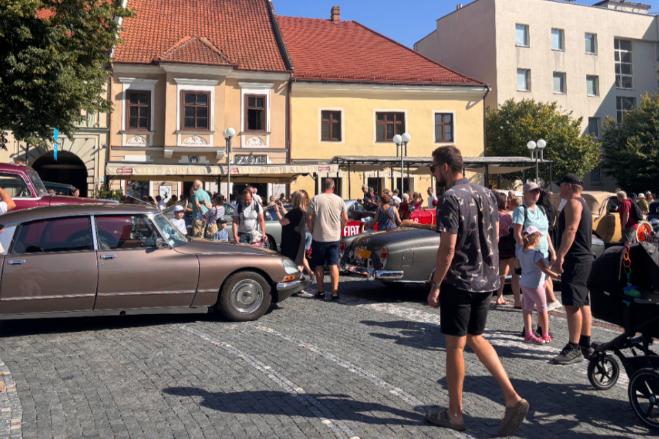 Na Trojičnom námestí ožíva história automobilizmu. | Foto: Trnavské
