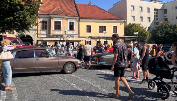 Na Trojičnom námestí ožíva história automobilizmu. | Foto: Trnavské