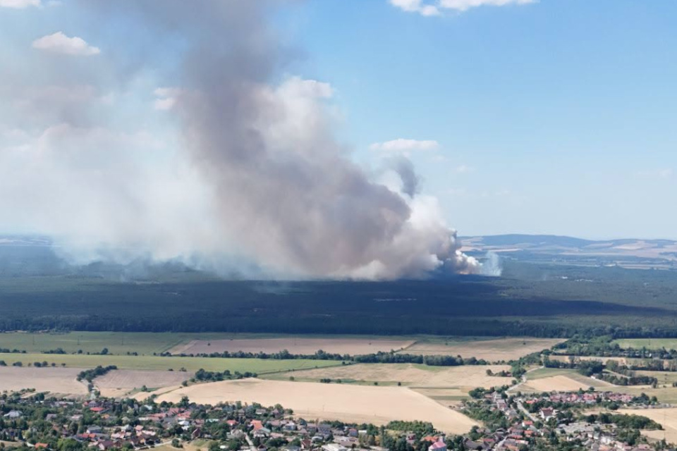 Mraky dymu vidieť zo širokého okolia.  | Foto: Patto Masso