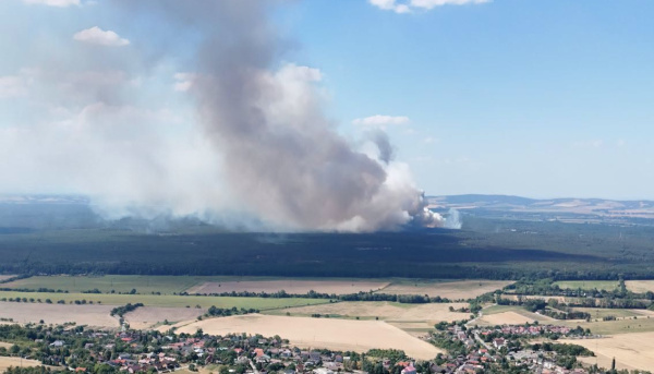 Mraky dymu vidieť zo širokého okolia.  | Foto: Patto Masso