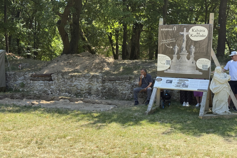 Odkryté základy pôvodného súsošia kalvárie z roku 2025 | Foto: Michaela Martišíková, Trnavské rádio