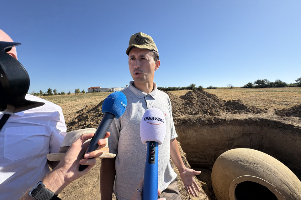 Súčasťou skúmania a odhalenia bunkra bol aj Tomáš Tkáčik z občianskeho združenia Bunkre | Foto: MM, Trnavské rádio