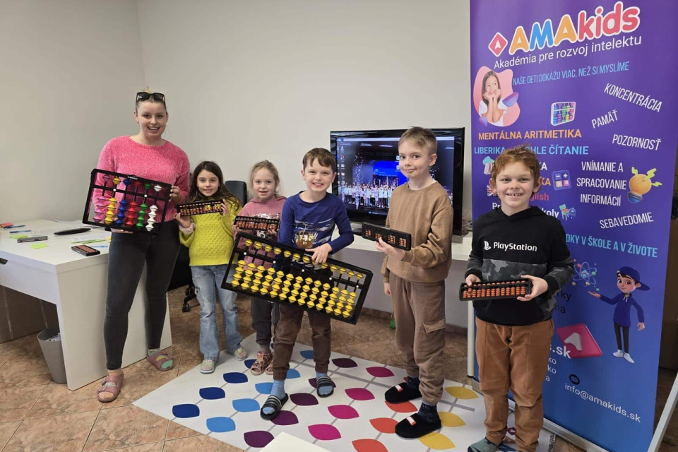 Klaudia Červená s deťmi v AMAKids Trnava | Zdroj: AMAKids