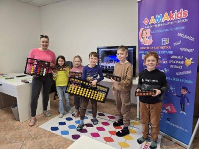 Klaudia Červená s deťmi v AMAKids Trnava | Zdroj: AMAKids