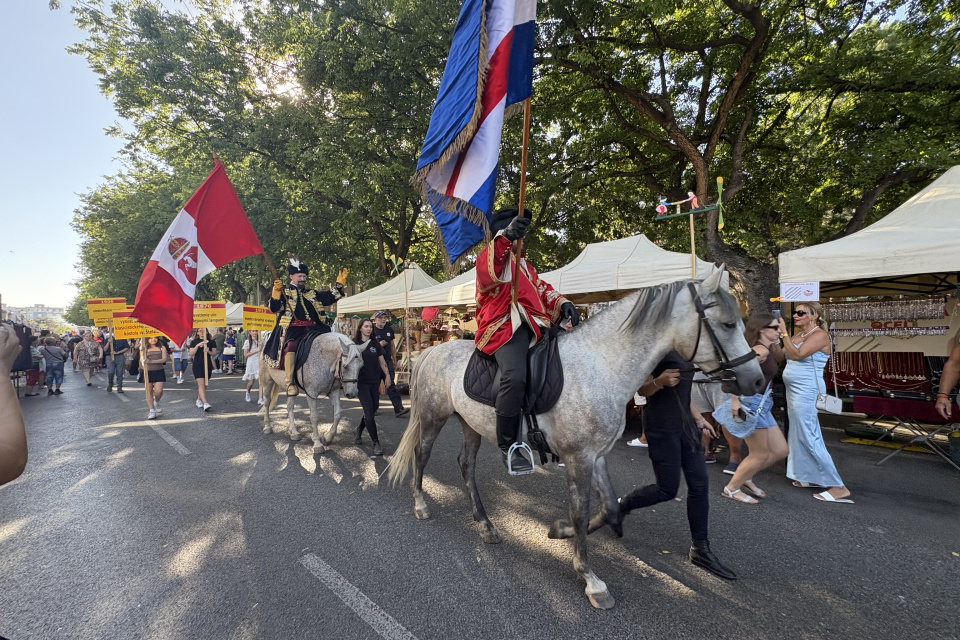 Sprievod cez Hlavnú ulicu | Foto: MM