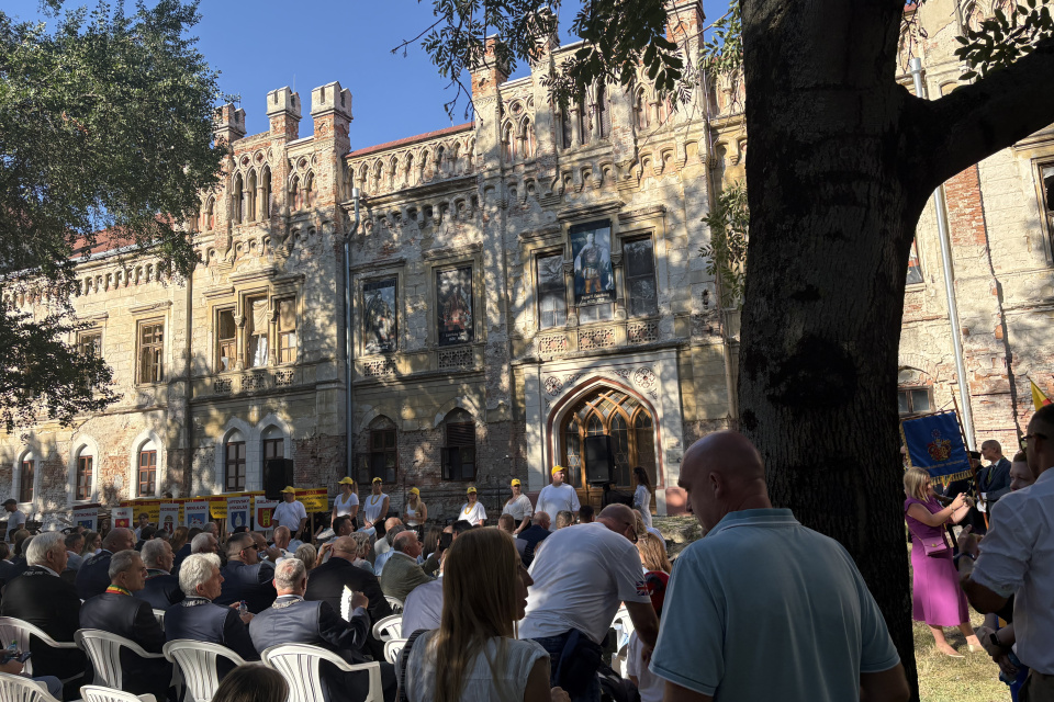 Slávnostné otvorenie pri neogotickom kaštieli | Foto: MM