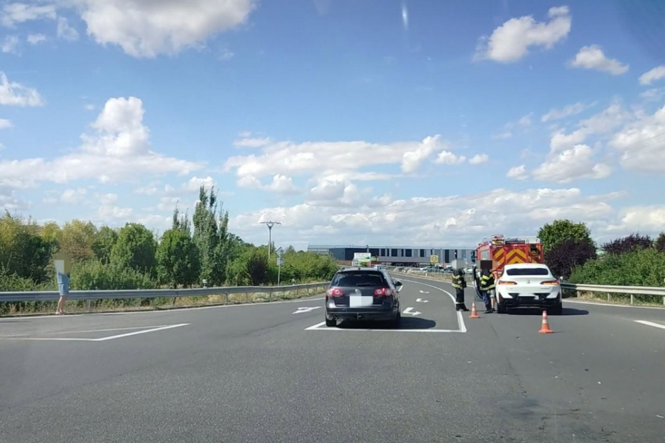 Na mieste zasahujú hasiči. | Foto: Krisztian Takacs, Trnavsky Kraj Dopravny Servis - Nagyszombati Kerület Útinform 