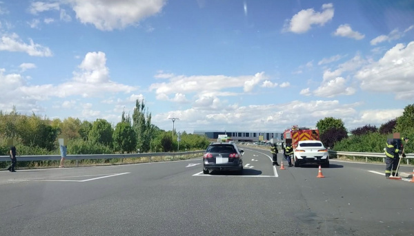 Na mieste zasahujú hasiči. | Foto: Krisztian Takacs, Trnavsky Kraj Dopravny Servis - Nagyszombati Kerület Útinform 
