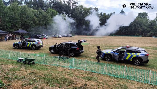 Zaujal aj policajný pes a kone. | Foto: PZSR