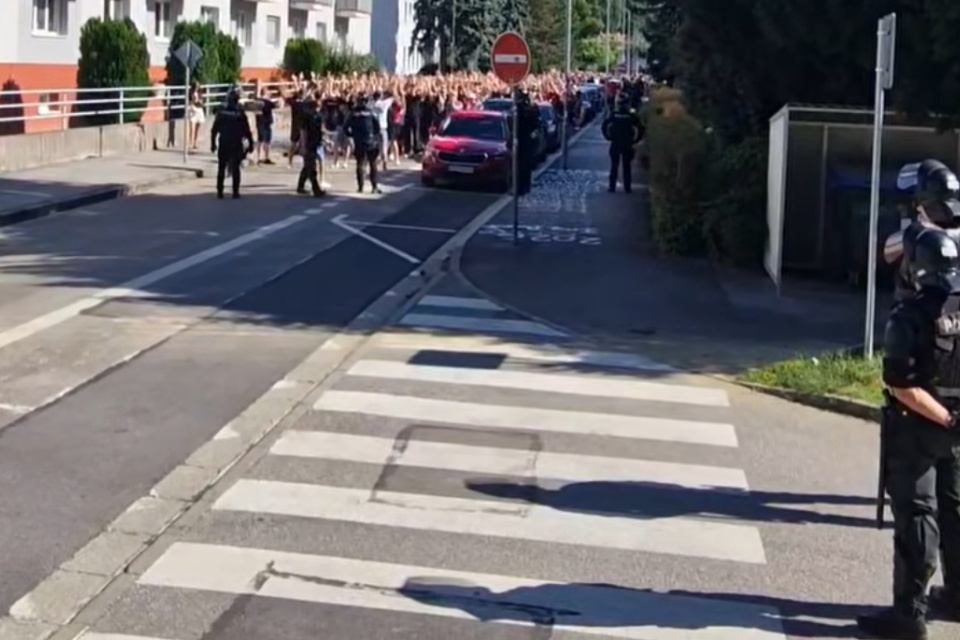 Priaznivcov Spartaka strážia policajti. | Foto: Ultras Spartak Trnava