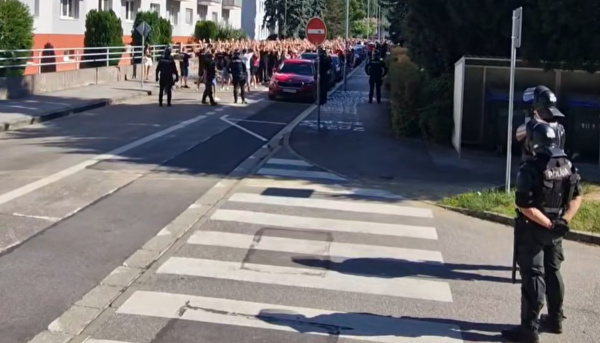 Priaznivcov Spartaka strážia policajti. | Foto: Ultras Spartak Trnava