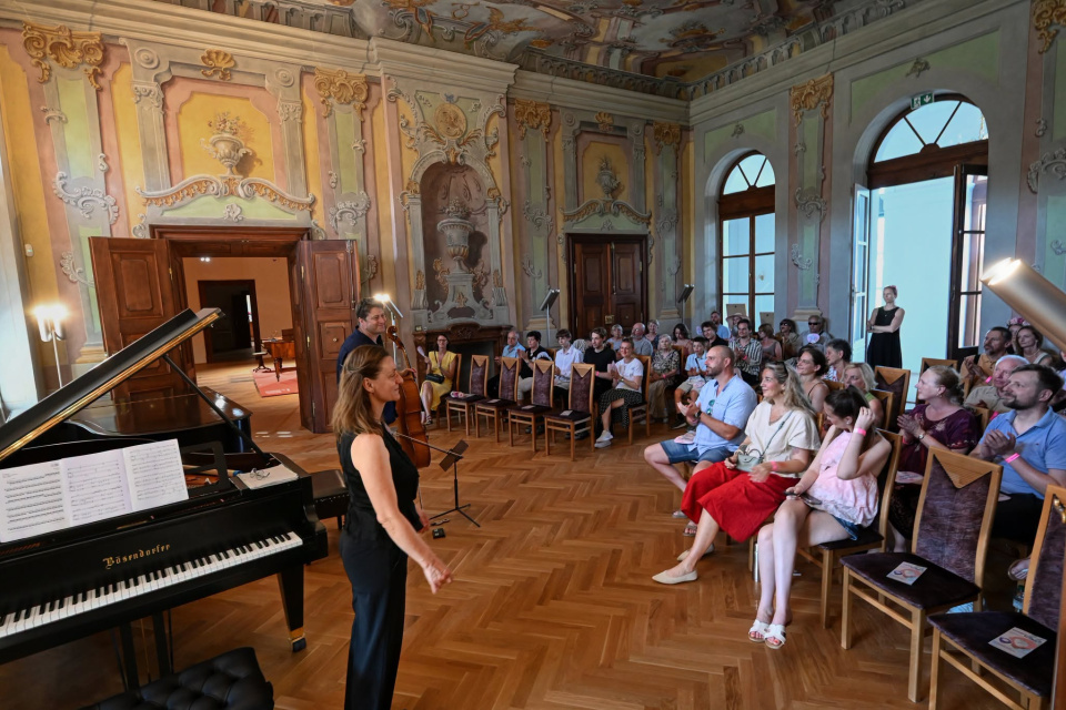 Koncert v interiéri kaštieľa | Zdroj: KOCR