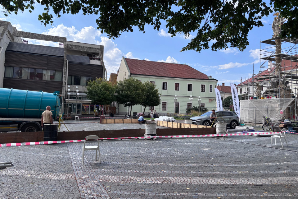 Na Trojičné námestie prinášajú piesok | Foto: Zuzana Benková, Trnavské rádio