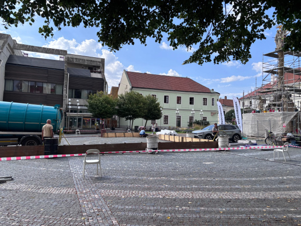 Na Trojičné námestie prinášajú piesok | Foto: Zuzana Benková, Trnavské rádio