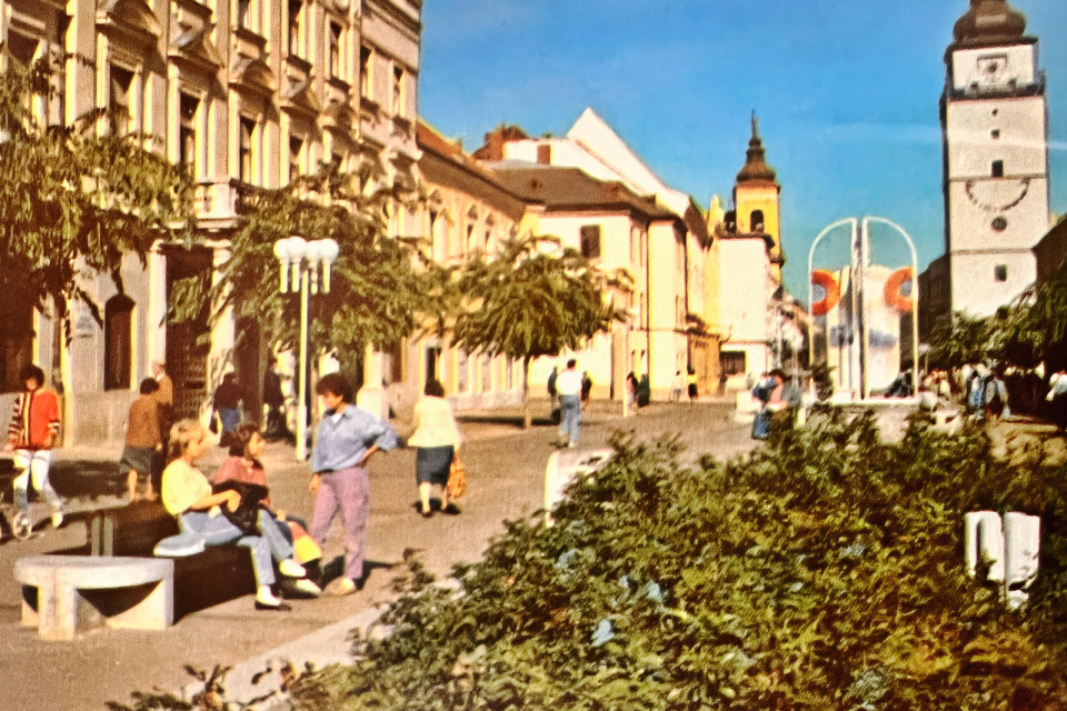 Otvorili aj prvú pešiu zónu na Slovensku. | Zdroj: Mestá ČSSR, Trnava, 1988