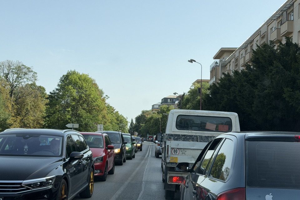 Piatkové cesty sú aj v Trnave. Kolóna sa tiahne na Hospodárskej. | Foto: Trnavské rádio 