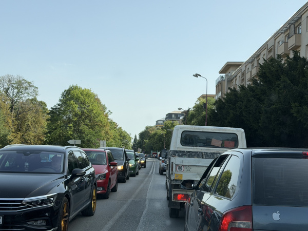Piatkové cesty sú aj v Trnave. Kolóna sa tiahne na Hospodárskej. | Foto: Trnavské rádio 