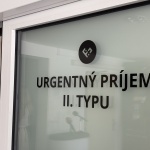 Fotografia dverí urgentného príjmu | Foto: Michaela Martišíková, Trnavské rádio