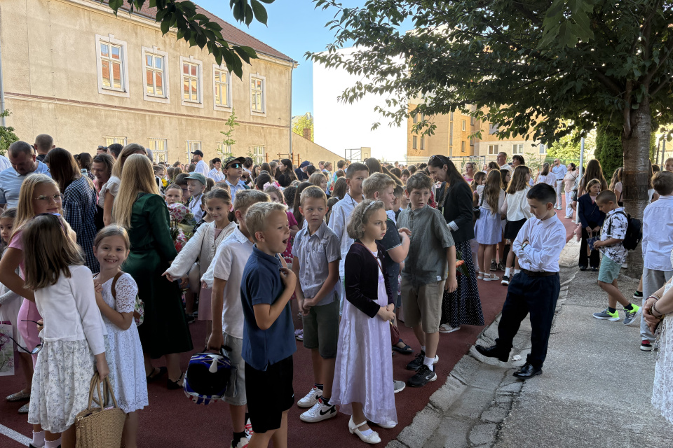 Žiaci aj rodičia čakali na otvorenie šk. roka | Foto: MM, red.