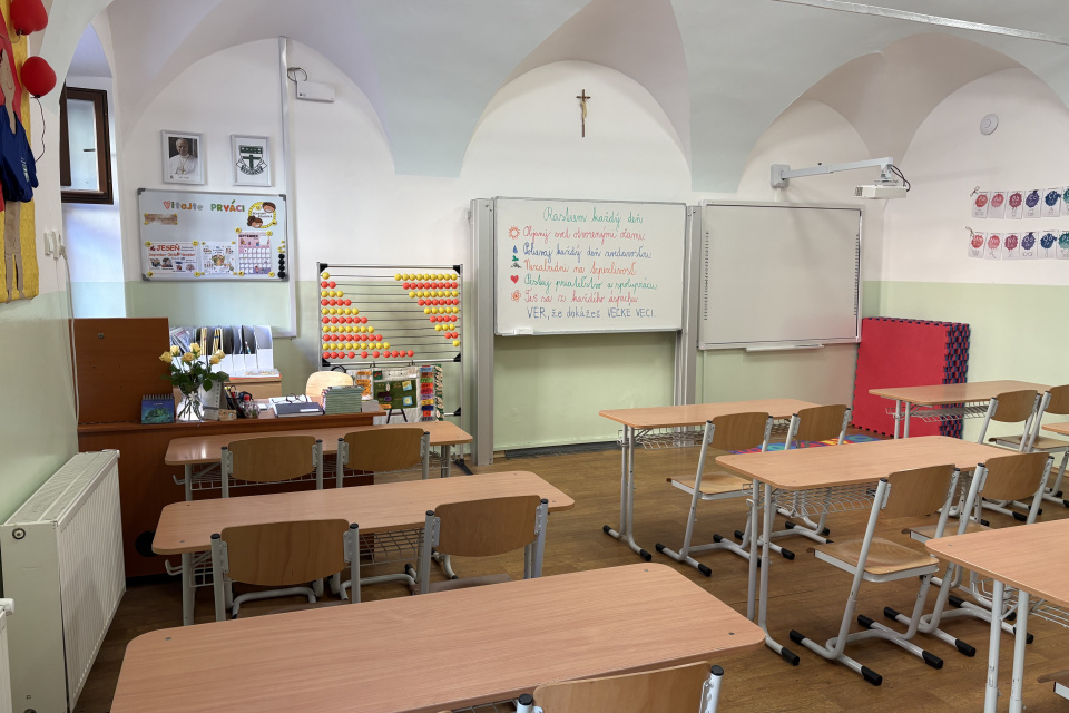 Lavice sú zatiaľ prázdne, no čoskoro sa zaplnia oddýchnutými žiakmi | Foto: MM, red.