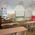 Lavice sú zatiaľ prázdne, no čoskoro sa zaplnia oddýchnutými žiakmi | Foto: MM, red.