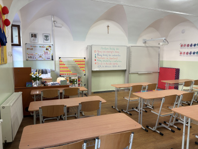 Lavice sú zatiaľ prázdne, no čoskoro sa zaplnia oddýchnutými žiakmi | Foto: MM, red.