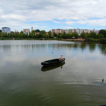 Chlapca na člne unášala voda | Zdroj: Mesto Holíč