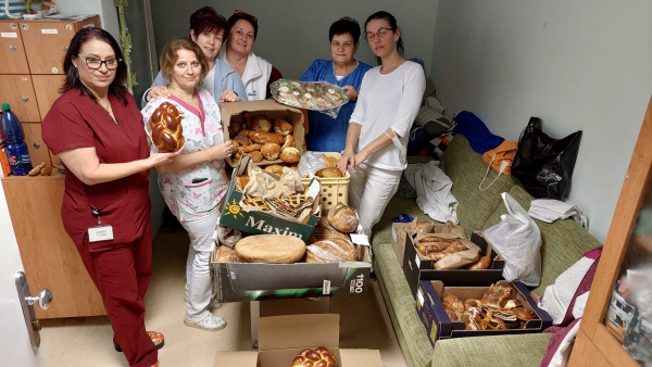 Dar pekárov na znak vďaky pre zdravotníkov. (Foto - FB, FN Trnava)