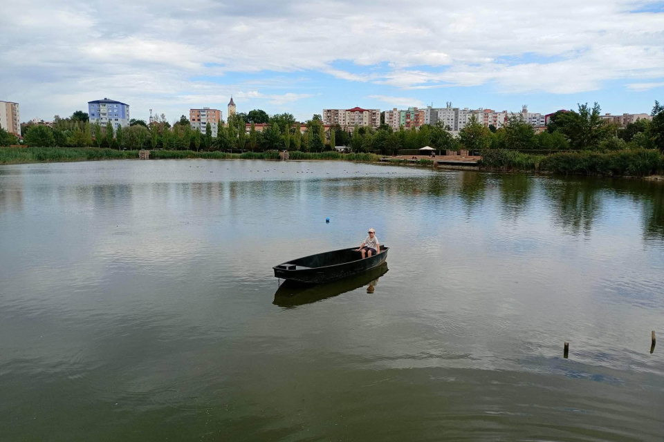 Chlapca na člne unášala voda | Zdroj: Mesto Holíč