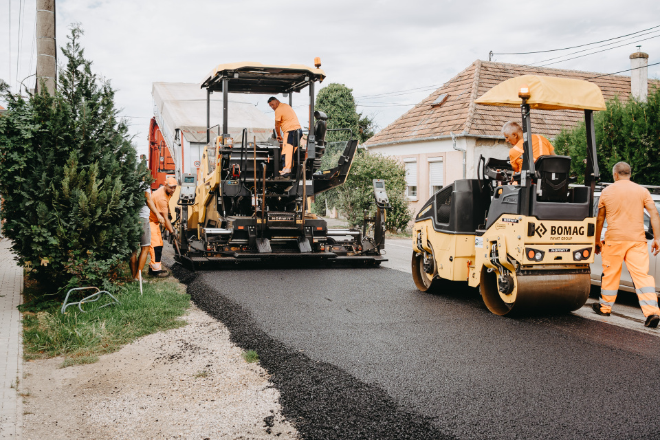 Cesta sa asfaltuje aktuálne aj v Sládkovičove. | Foto: TTSK 