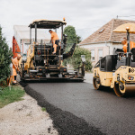Cesta sa asfaltuje aktuálne aj v Sládkovičove. | Foto: TTSK 