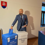Peter Bročka pri rannom odvolení v roku 2022 vo volebnej miestnosti č.1 Trnava-stred. | Foto: Trnavské rádio, red.