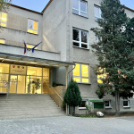 Gymnázium v Senici v roku 2022 ako volebná miestnosť | Zdroj: Mesto Senica