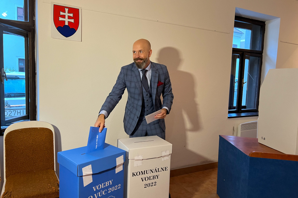 Peter Bročka pri rannom odvolení v roku 2022 vo volebnej miestnosti č.1 Trnava-stred. | Foto: Trnavské rádio, red.